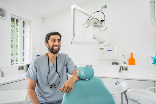 R Dental Clinic logo