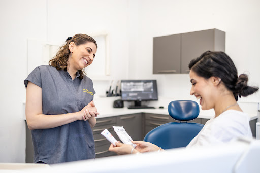 Dee Dental Paisley logo